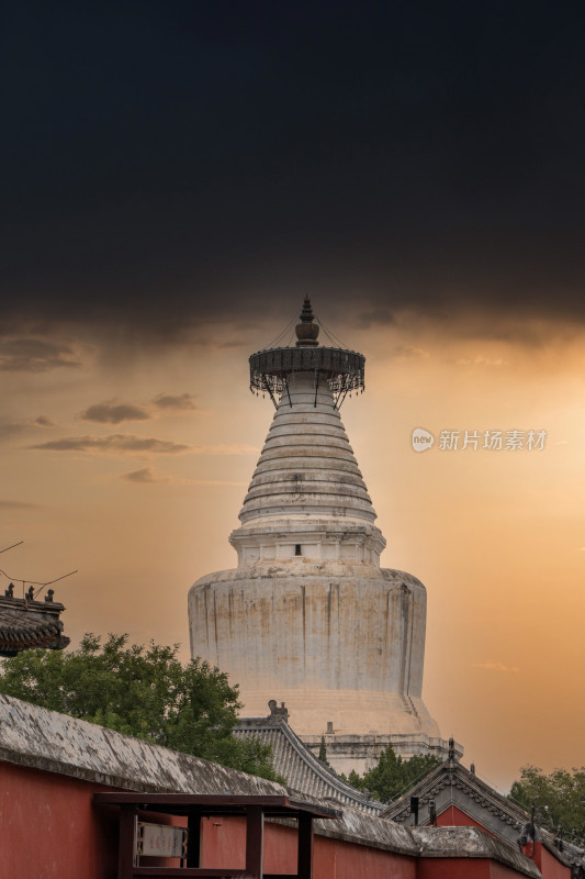 北京白塔寺乌云暴风雨前夕台风