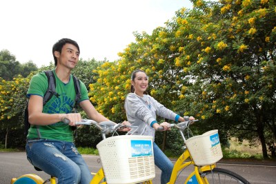 年轻大学生在校园里骑车