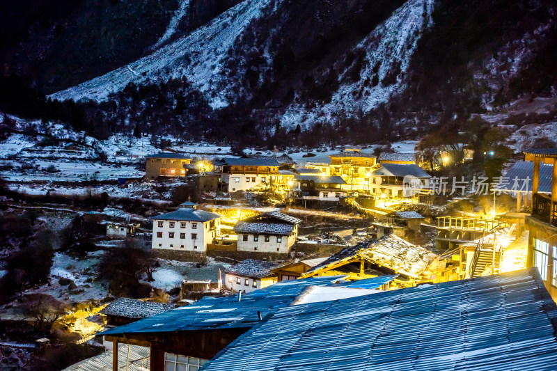 云南梅里雪山雨崩村雪景