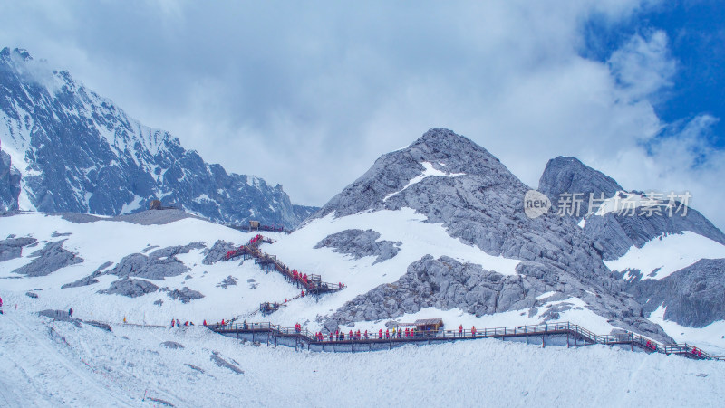 云南丽江玉龙雪山栈道上的旅人