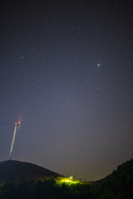 夜晚星空银河风力发电机