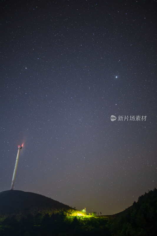 夜晚星空银河风力发电机