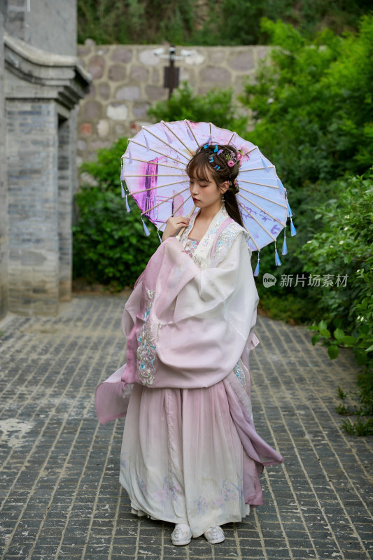 穿古装汉服手持工艺伞的东方美少女