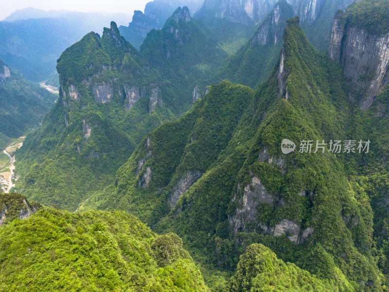 祖国壮丽山河湖南张家界奇山