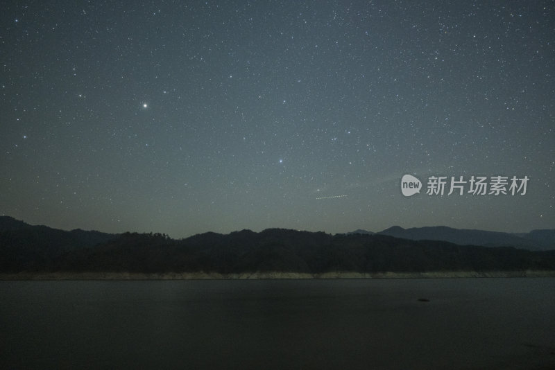 星空下的山峦湖泊静谧夜景