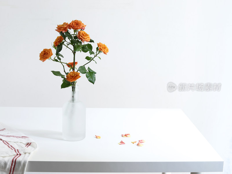 白色桌面上的插花玫瑰花