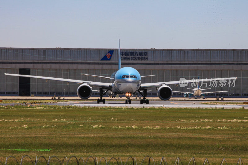 中国南方航空飞机停在机场