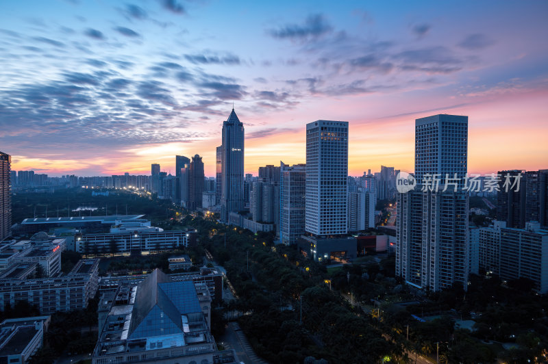 海南海口CBD都市绚丽色彩的暮色城市剪影