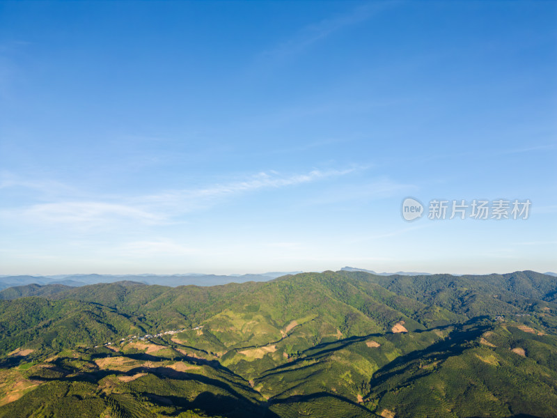 辽阔壮观的群山航拍全景