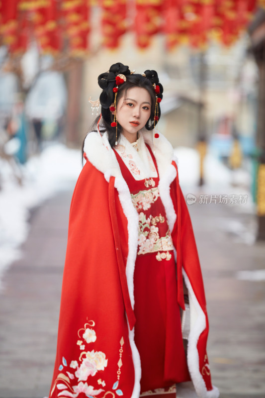 雪天户外身穿中式红色汉服的亚洲少女
