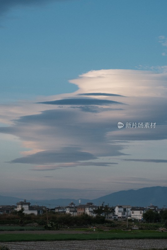 乡村田野与天空景观