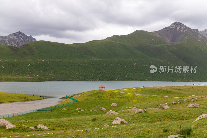 青海连宝玉则草原湖边山峰