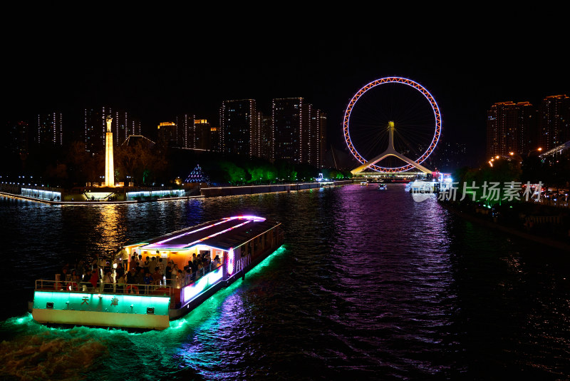 夜晚河流上的天津之眼摩天轮夜景