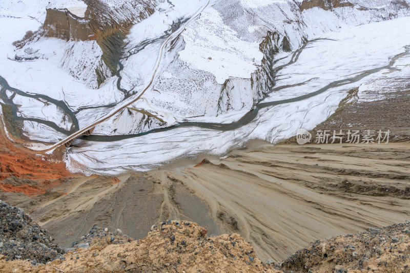 航拍新疆冬季安集海大峡谷雪景雪山山脉河流