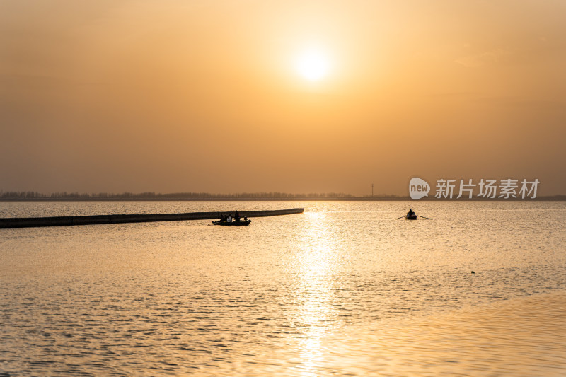 河南省白龟山水库水面夕阳宁静浪漫