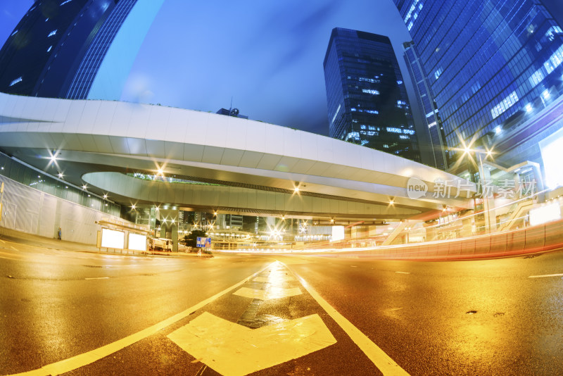 城市街道夜晚车流与高楼景观