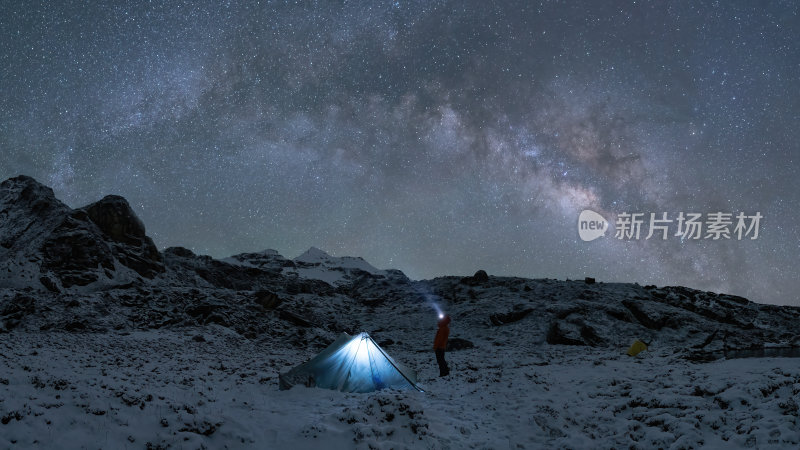 西藏嘎玛沟措学仁玛银河与雪山湖泊的夜色