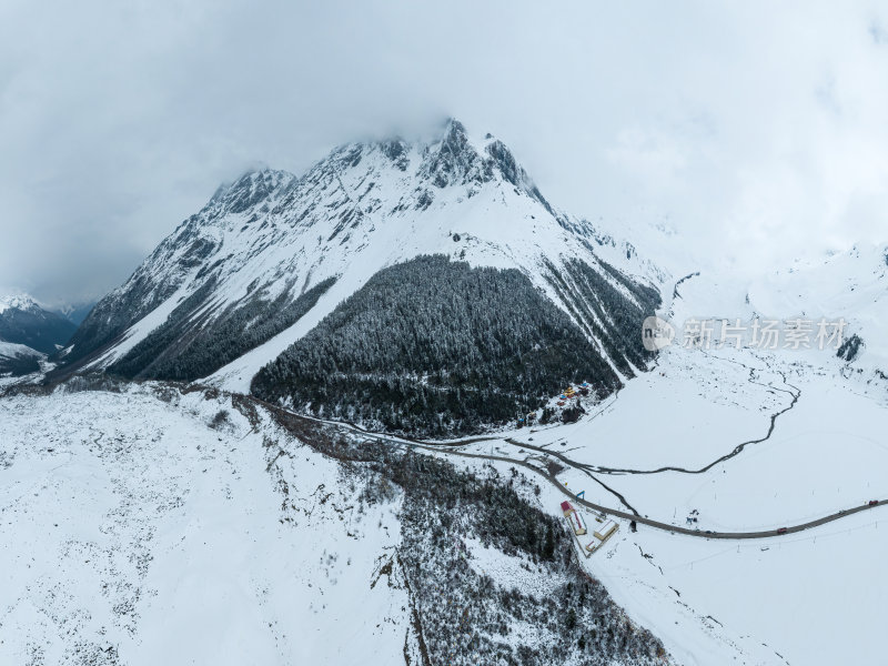 西藏林芝地区墨脱县多雄拉雪山高空航拍