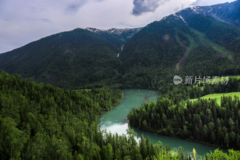 春天夏天喀纳斯月亮湾