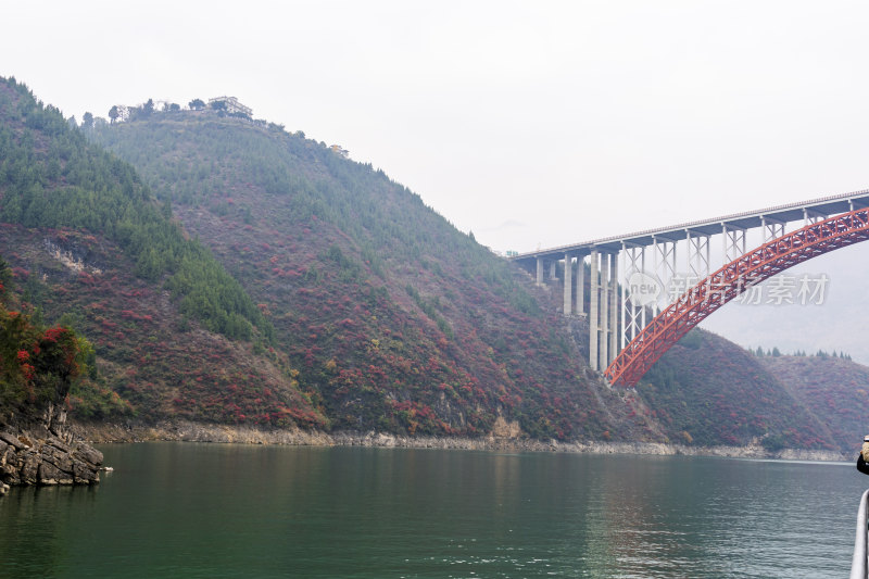 重庆市巫山县大宁河特大桥两岸的红叶