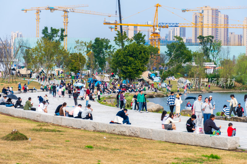 公园内人群休闲场景