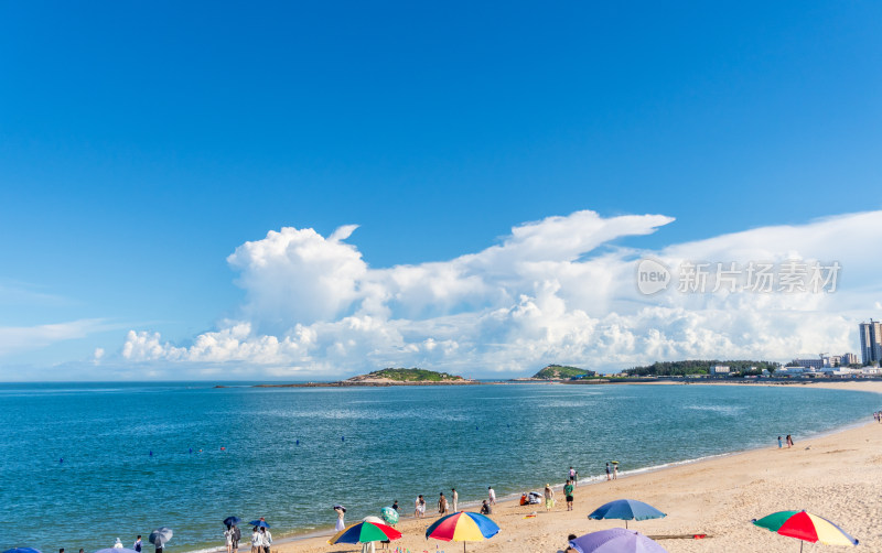 东山岛热闹的海滨沙滩场景