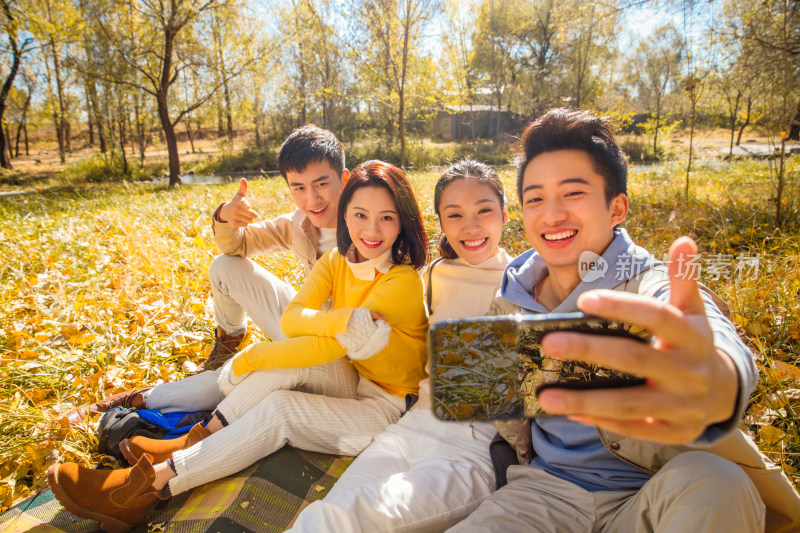 青年男女在户外郊游