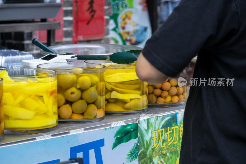 热门景区路边店铺摆放着腌制好的水果酸嘢