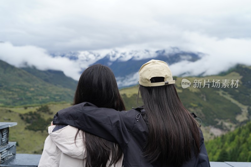 四姑娘雪山旅游的人