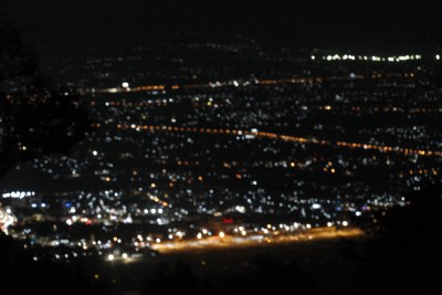 俯瞰清迈夜晚城市机场全景