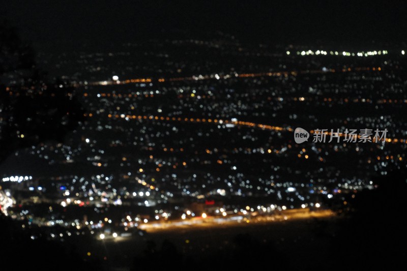 俯瞰清迈夜晚城市机场全景