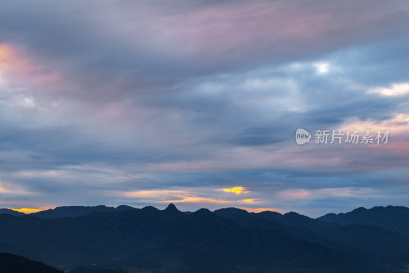 山间壮丽的多彩云霞与起伏山峦景致