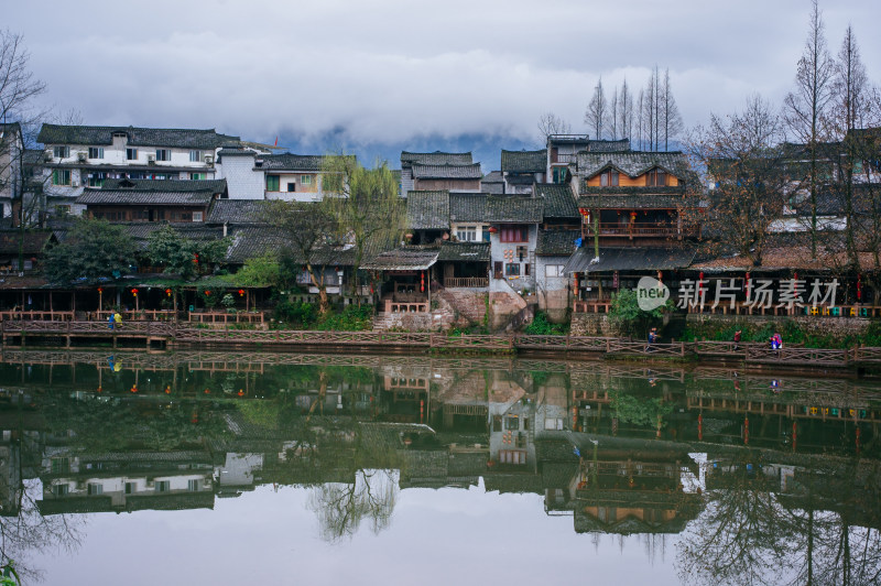 细雨中的四川柳江古镇