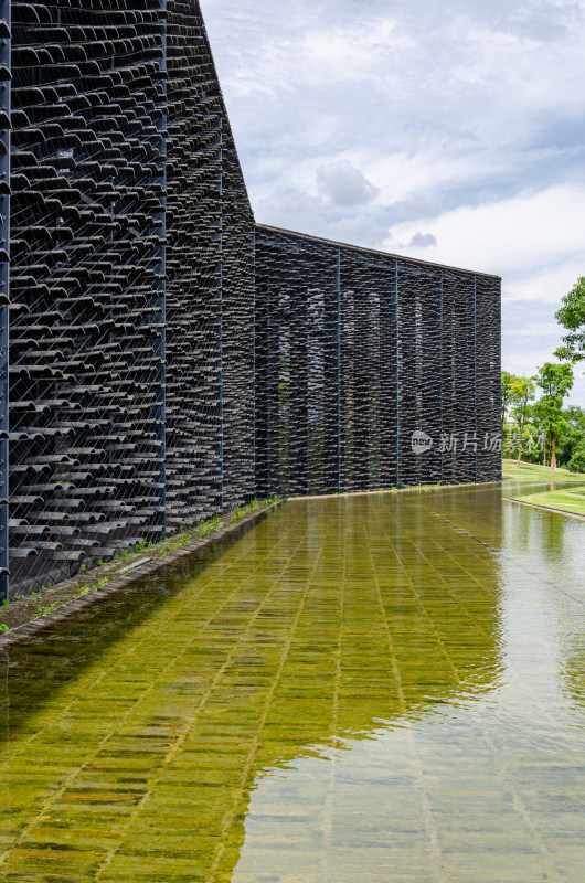 带绿植墙的特色建筑外景