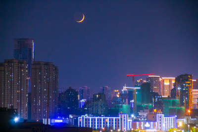 新月下的城市夜景