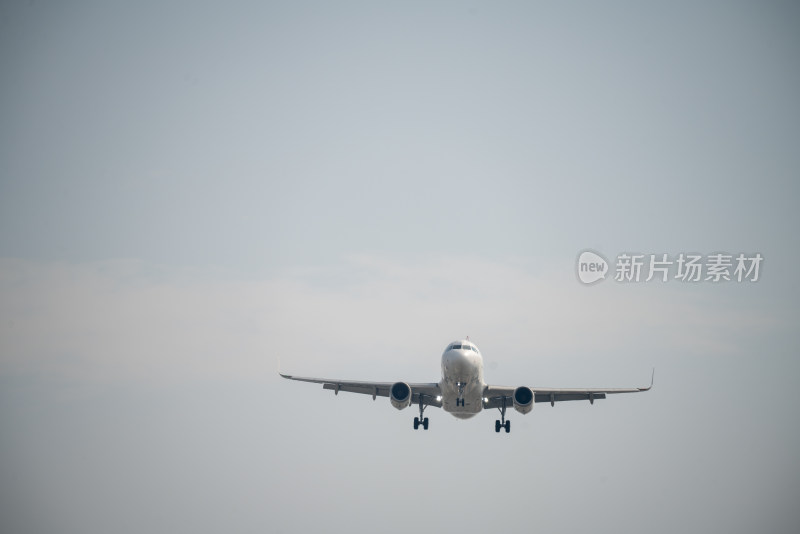 空中飞行的客机特写