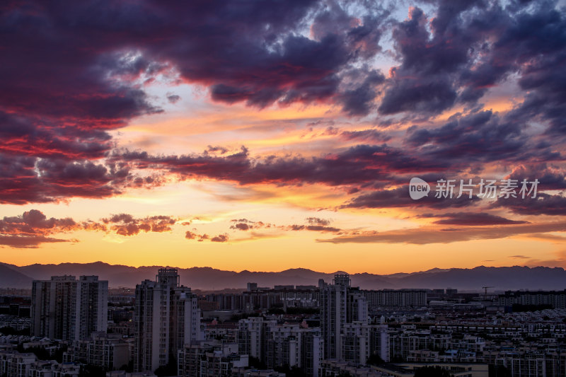 黄昏时分山峦与天空景色