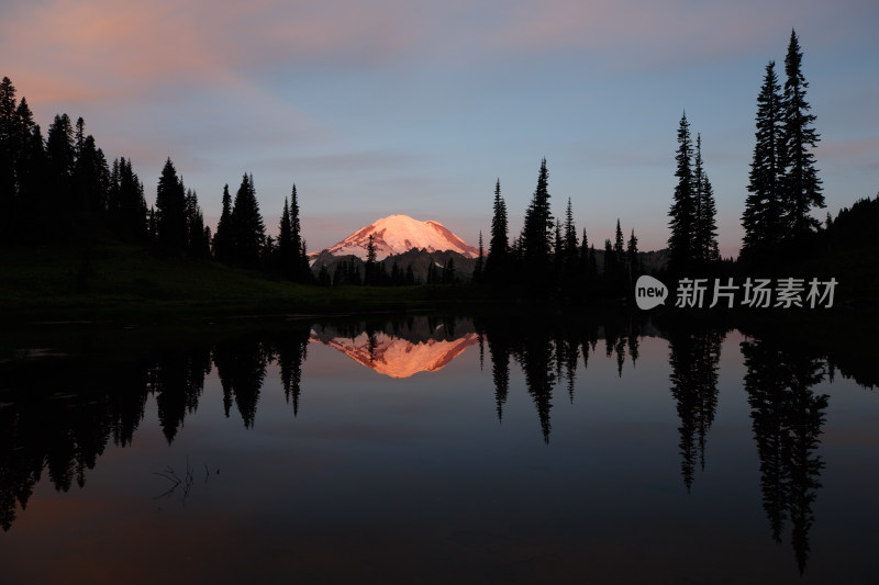 美国雪山森林倒影