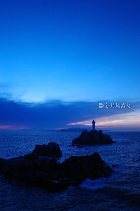 海上孤灯塔夜景，静谧深邃的自然景观