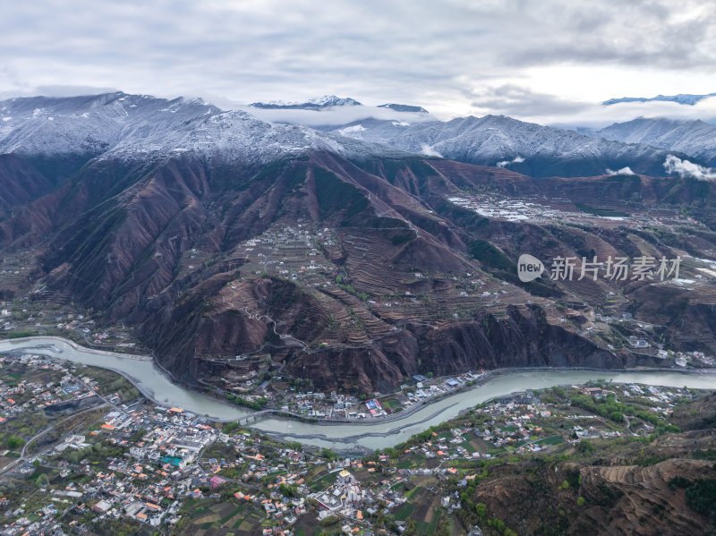 四川阿坝州金川梨花藏寨雪山高空航拍