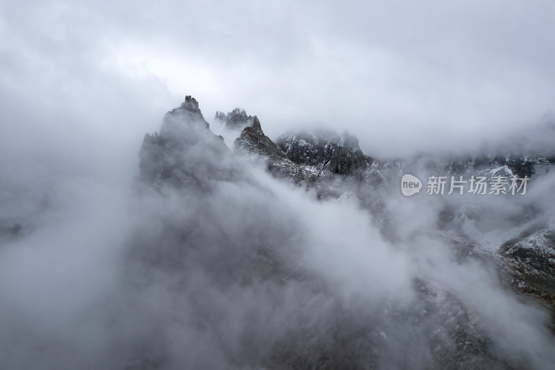 四川阿坝州莲宝叶则石头山晨雾高空航拍