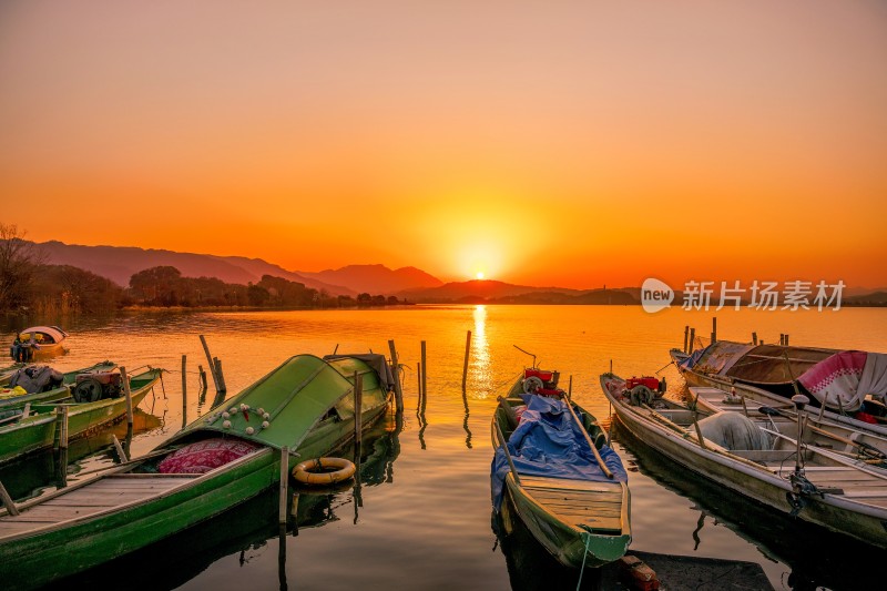 湖面夕阳西下的唯美景色