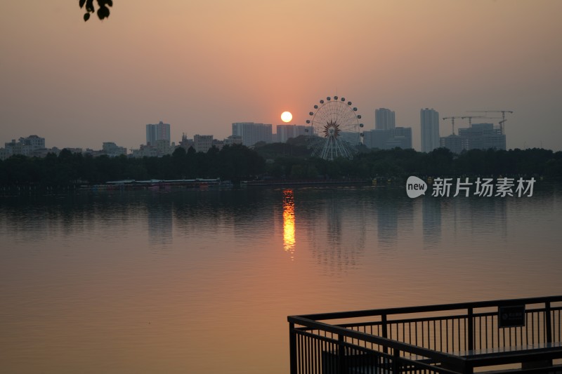 日落拍摄湖边广州摩天轮日落