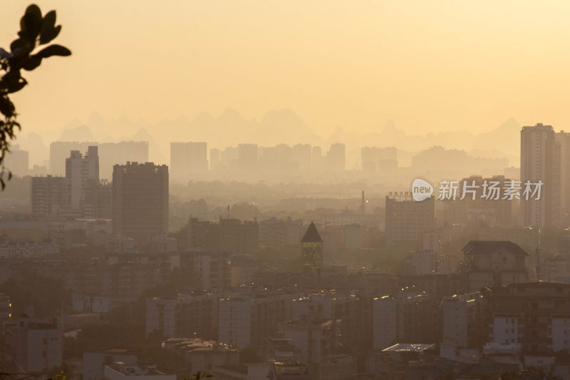 雾霭中城市建筑的朦胧景象