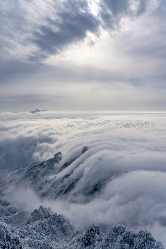 河南老君山清晨雪后云海日出航拍