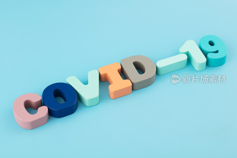 COVID-19字母在蓝色背景上