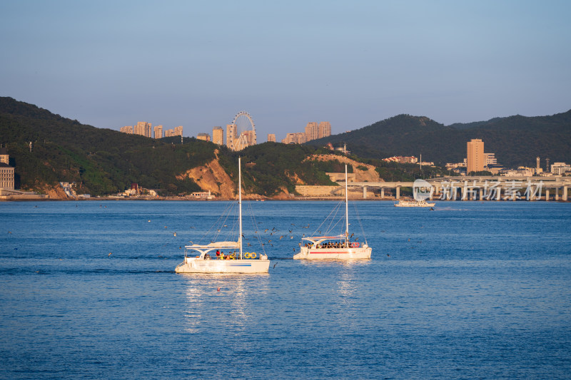 黄昏时大连星海湾海面上的游船