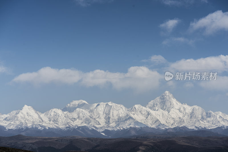 壮丽贡嘎雪山远景下的连绵起伏山脉