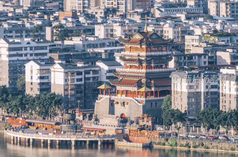 中国广西柳州西来寺-现代楼房环绕的寺庙