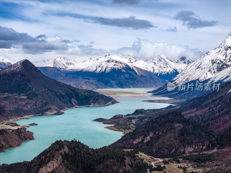 中国西藏昌都市然乌湖航拍高原雪山湖泊